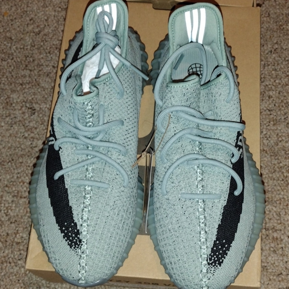 Yeezy 350 V2 size 9